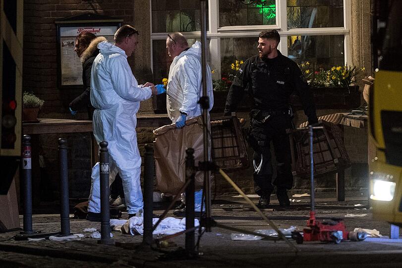 Mitarbeiter der Spurensicherung der Polizei arbeiten am Tatfahrzeug.