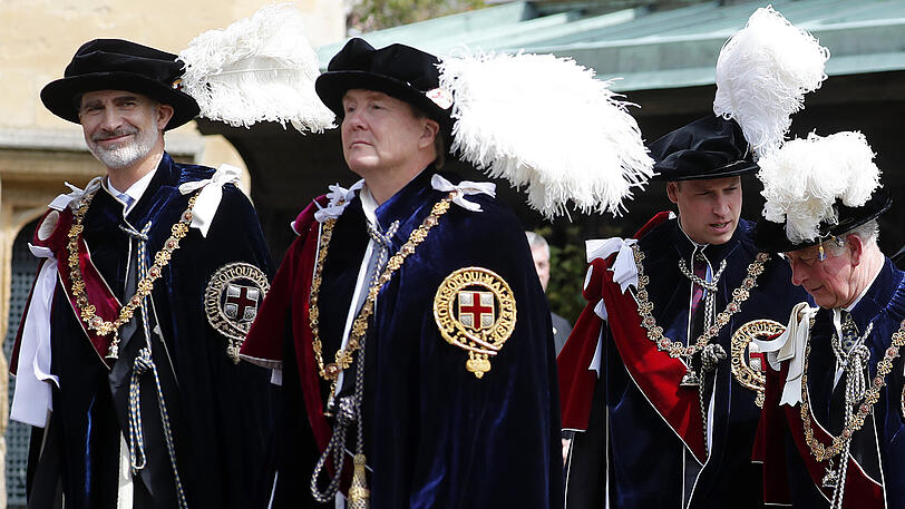 Prächtige Roben, Hüte mit Straußenfeder (v. l.): König Felipe von Spanien, König Willem-Alexander der Niederlande, Prinz William und sein Vater Prinz Charles kommen zu den Feierlichkeiten des Hosenbandordens.