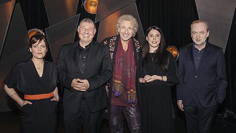 Gastgeber Thomas Gottschalk (Mitte) mit Sarah Kuttner, Daniel Biskup, Vea Kaiser und Ferdinand von Schirach.