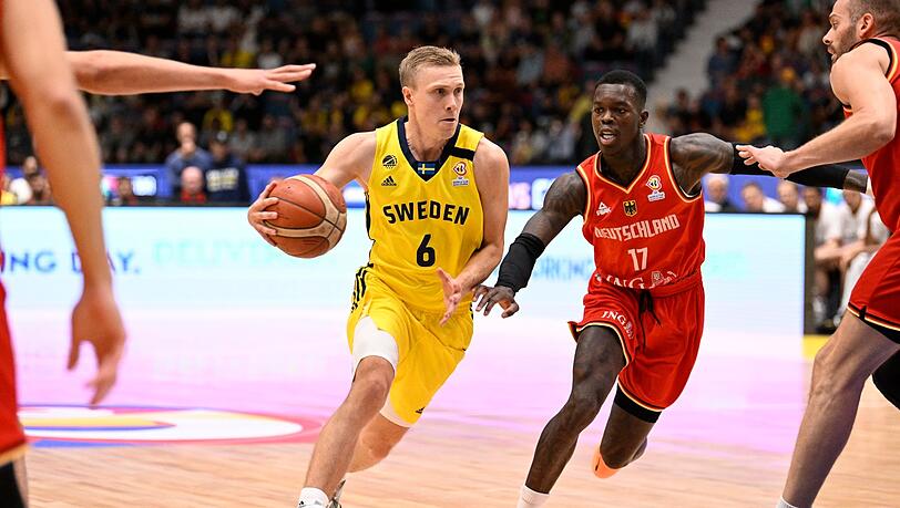 Dennis Schröder (r) attackiert den Schweden Tobias Borg.