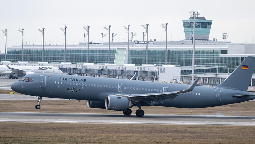 Ein Airbus A321 der Luftwaffe landet am Flughafen München. (Archivbild)