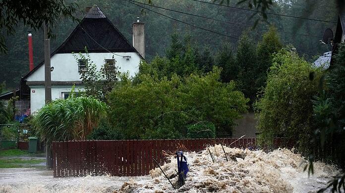 Trümmer sammeln sich am Fluss Opavice.