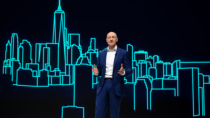 Roland Busch ist der Vorstandsvorsitzende der Siemens AG. Er plant, das Unternehmen umzubauen – und setzt dabei voll auf Technologie. Roland Busch ist der Vorstandsvorsitzende der Siemens AG. Er plant, das Unternehmen umzubauen – und setzt dabei voll auf Technologie.