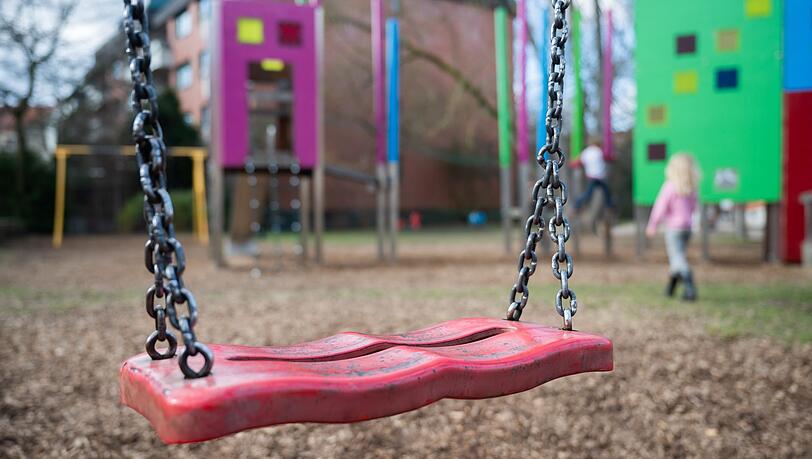 In Kempten durften Kinder bis zehn Jahre nur in Begleitung von Eltern oder älteren Jugendlichen auf den Spielplatz. Das ist nicht zulässig, sagen Verfassungsrichter. (Symbolbild) In Kempten durften Kinder bis zehn Jahre nur in Begleitung von Eltern oder älteren Jugendlichen auf den Spielplatz. Das ist nicht zulässig, sagen Verfassungsrichter. (Symbolbild)