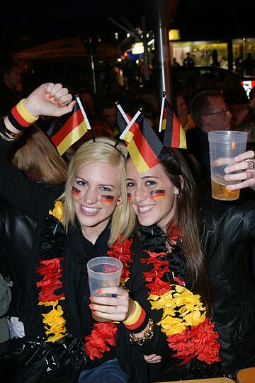 Schade Holland: So feiert München nach dem 2:1-Sieg der Deutschen Fußball-Nationalmannschaft gegen die Niederlande. Die besten Bilder aus der Leopoldstraße und diversen Münchner "EM-Kneipen".