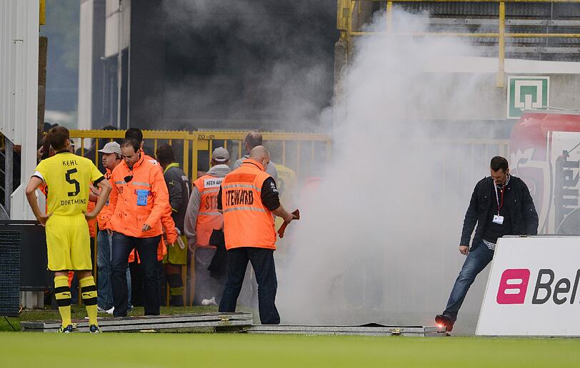 14.07.2012 Wenige Augenblicke vor dem geplanten Anstoß eines Testspiels von Borussia Dortmund beim belgischen Vizemeister FC Brügge (1:3) brechen Krawalle zwischen belgischen Fans und 50 BVB-Anhängern aus. Dabei gehen die Ranadalierer auch mit den Eckfahnen aufeinander los und brennen Benaglos ab. Der Schiedsrichter schickt beide Mannschaften vorübergehend wieder in die Kabinen.