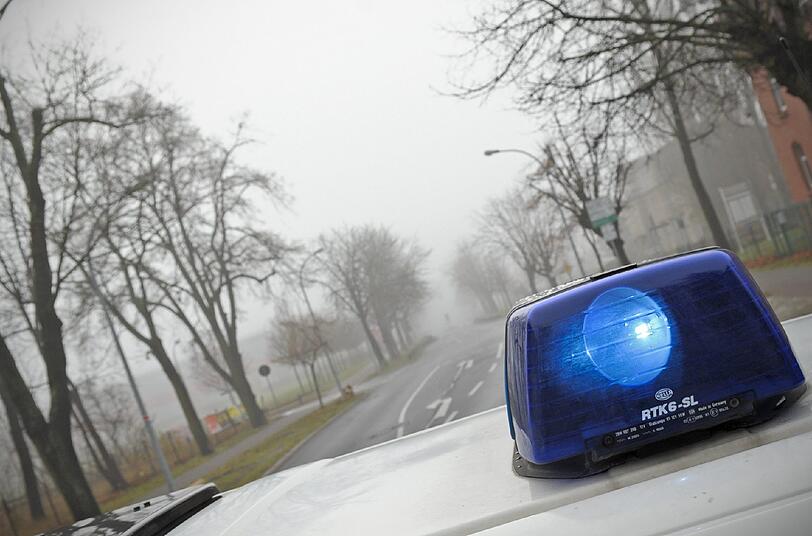 Ein Sattelzug ist auf der Autobahn 6 bei Nabburg (Landkreis Schwandorf) durch die Leitplanke gekracht und hat
dabei einen Schaden von 100 000 Euro verursacht.