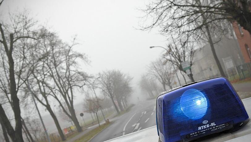Ein Sattelzug ist auf der Autobahn 6 bei Nabburg (Landkreis Schwandorf) durch die Leitplanke gekracht und hat
dabei einen Schaden von 100 000 Euro verursacht. Ein Sattelzug ist auf der Autobahn 6 bei Nabburg (Landkreis Schwandorf) durch die Leitplanke gekracht und hat
dabei einen Schaden von 100 000 Euro verursacht.