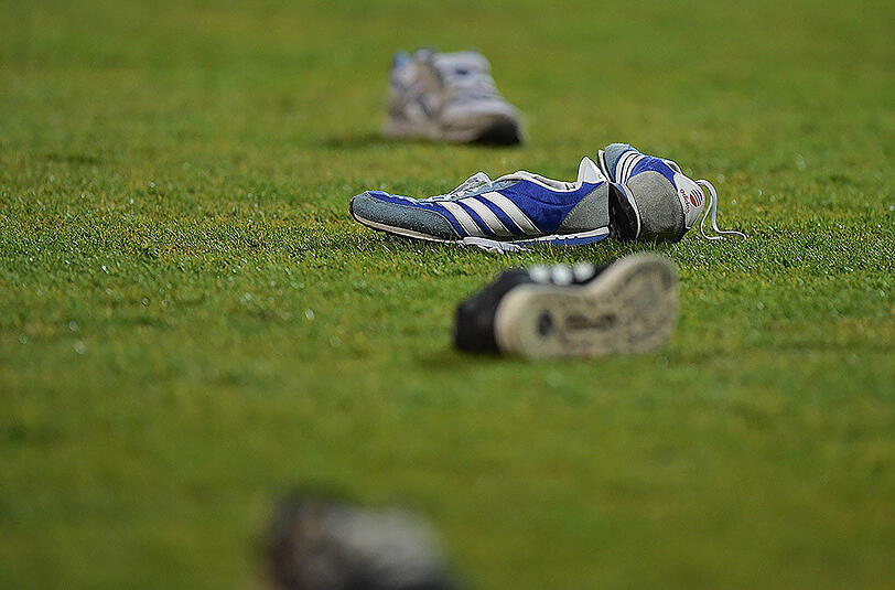 Die Fans von Austria Wien werfen ihre Schuhe auf das Spielfeld wegen zu hoher Ticketpreise.