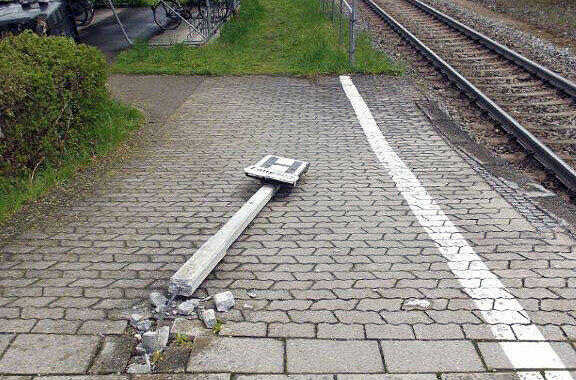 Am Wochenende haben Unbekannte die Haltestelle Steinebach der S8 verwüstet. Die Bilder.
