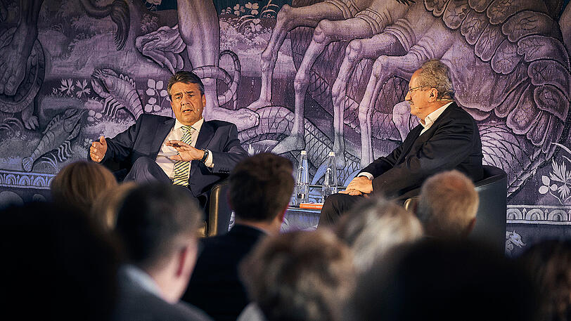 Ex-Außenminister Sigmar Gabriel (l.) und Altbürgermeister Christian Ude. Im Hintergrund: die Klauen eines Ungeheuers.