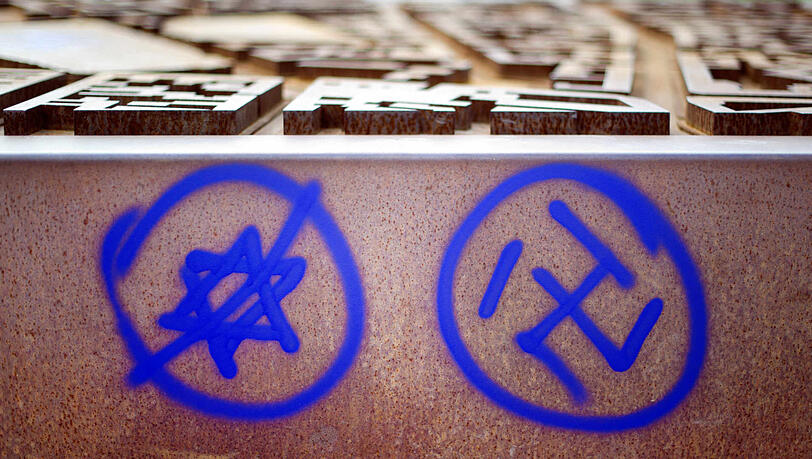 An Münchner Schulen kommt es immer häufiger zu Diskriminierung und rechter Hetze, z. Bsp. durch rassistische Schmierereien. (Symbolbild)