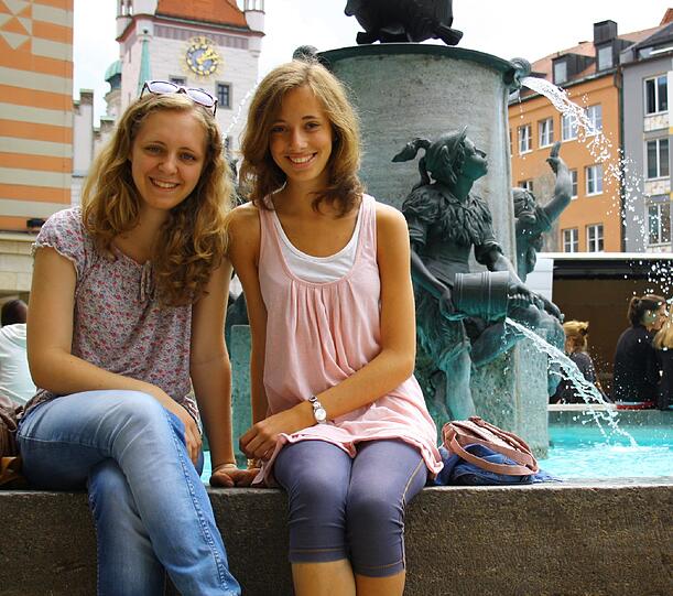 Tatjana und Nina haben einfach nur einen Platz zum Sitzen gesucht. Schwer genug in der Fußgängerzone. Und am Fischbrunnen war gerade ausnahmsweise was frei.