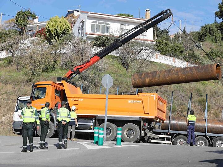 Mit einem Autokran werden Rohre verladen: Zwei neue Tunnel sollen direkt an das Ende des Brunnenschachts führen, wo der Kleine vermutet wird.