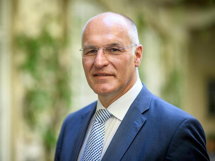 Kurt Gribl (CSU), blickt in die Kamera. Foto: Matthias Balk/Archiv