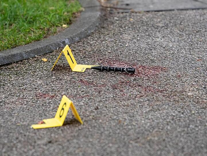 Blut und Markierungen der Polizei sind am Tatort zu sehen.