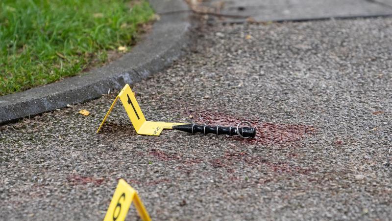 Blut und Markierungen der Polizei sind am Tatort zu sehen. Blut und Markierungen der Polizei sind am Tatort zu sehen.