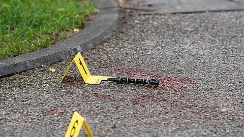 Blut und Markierungen der Polizei sind am Tatort zu sehen.