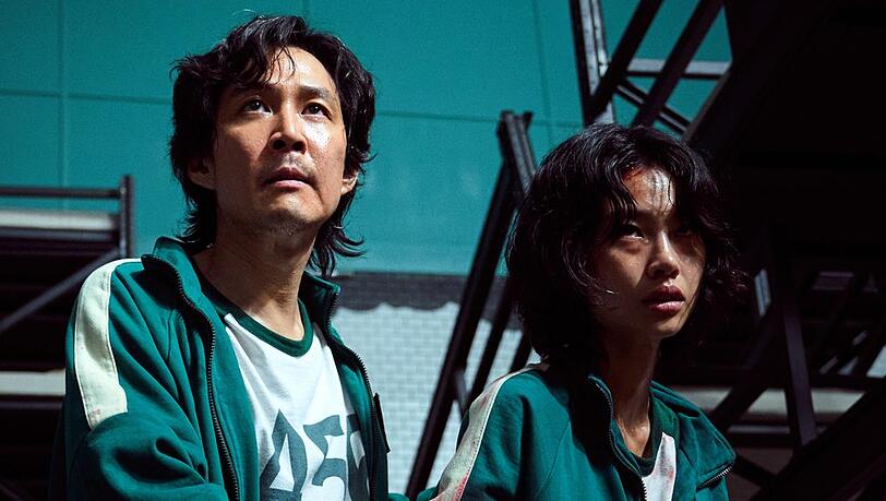 Lee Jung-jae (l.) und Jung Ho-yeon triumphieren mit "Squid Game".