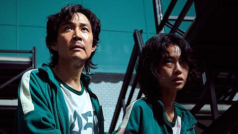 Lee Jung-jae (l.) und Jung Ho-yeon triumphieren mit "Squid Game".
