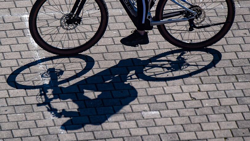 Ein Radfahrer wirft einen Schatten.