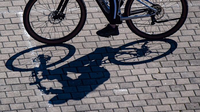 Ein Radfahrer wirft einen Schatten.