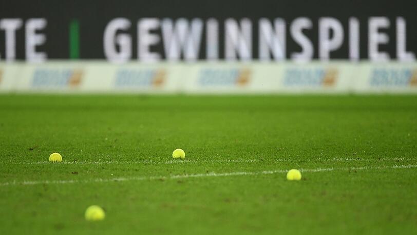 Tennisbälle liegen auf dem Spielfeld.