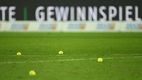Tennisbälle liegen auf dem Spielfeld.