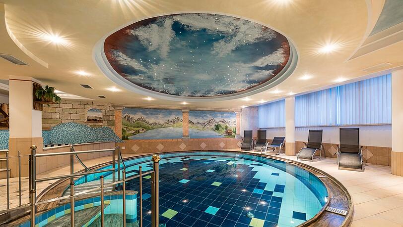 Pool unter Sternenhimmel. Pool unter Sternenhimmel.