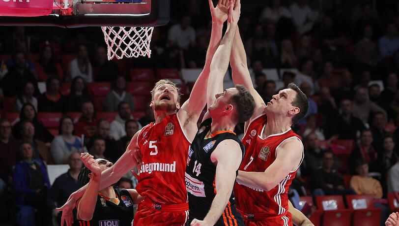 Auf Johannes Voigtmann und die Basketballer des FC Bayern wartet ein hartes Programm in den nächsten Wochen.