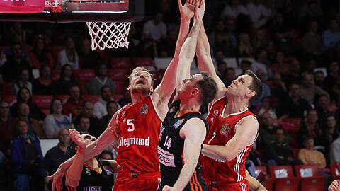 Auf Johannes Voigtmann und die Basketballer des FC Bayern wartet ein hartes Programm in den nächsten Wochen.