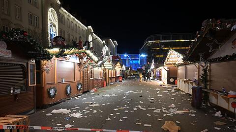 Ein Blick auf den abgesperrten Weihnachtsmarkt in Magdeburg nach der Todesfahrt. (Archivbild)