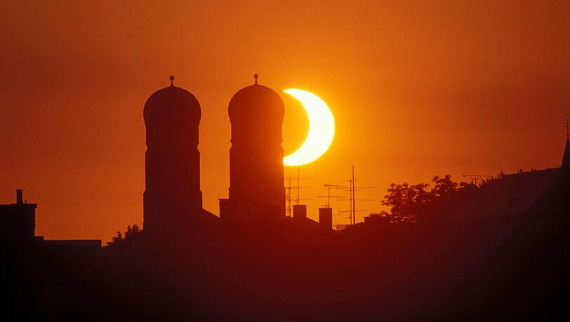 Dieses ikonische Foto zeigt den Beginn der Sonnenfinsternis vom 31. Mai 2003, als die Sonne im Maximum zu 88 Prozent verdeckt wurde. Dieses ikonische Foto zeigt den Beginn der Sonnenfinsternis vom 31. Mai 2003, als die Sonne im Maximum zu 88 Prozent verdeckt wurde.
