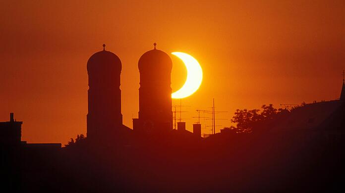 Dieses ikonische Foto zeigt den Beginn der Sonnenfinsternis vom 31. Mai 2003, als die Sonne im Maximum zu 88 Prozent verdeckt wurde.