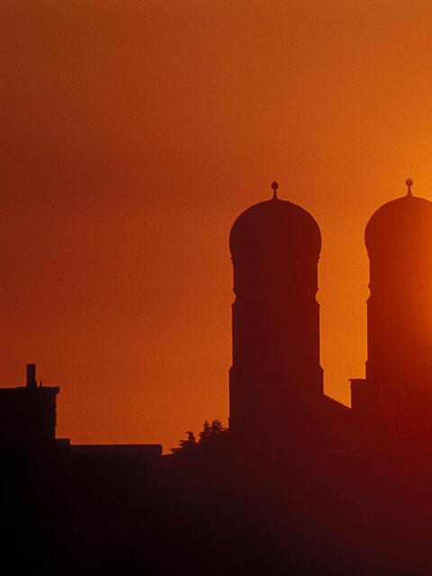 Dieses ikonische Foto zeigt den Beginn der Sonnenfinsternis vom 31. Mai 2003, als die Sonne im Maximum zu 88 Prozent verdeckt wurde.