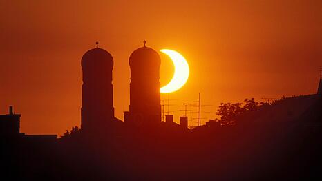 Dieses ikonische Foto zeigt den Beginn der Sonnenfinsternis vom 31. Mai 2003, als die Sonne im Maximum zu 88 Prozent verdeckt wurde.