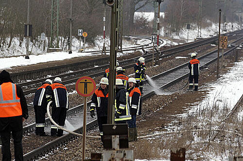 Nach dem Zugunglück am Bahnhof von Radldorf: Feuerwehrleute reinigen die Stelle, an der die Frau und ihr Kind ums Leben kamen.