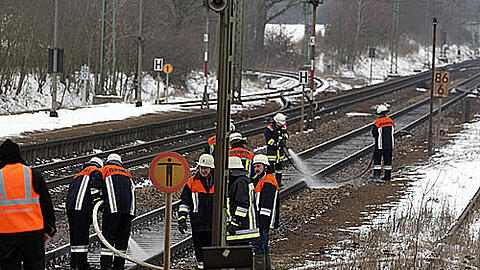 Nach dem Zugunglück am Bahnhof von Radldorf: Feuerwehrleute reinigen die Stelle, an der die Frau und ihr Kind ums Leben kamen.