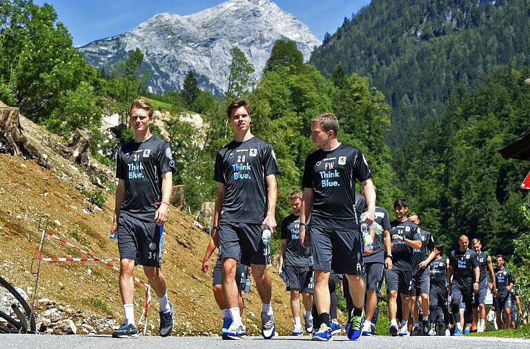 Die Löwen-Spieler auf dem Weg zur Kletterwand.