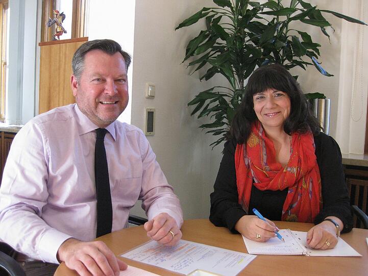 Schmid in seinem Rathaus-Büro mit AZ-Reporterin Annette Baronikians.