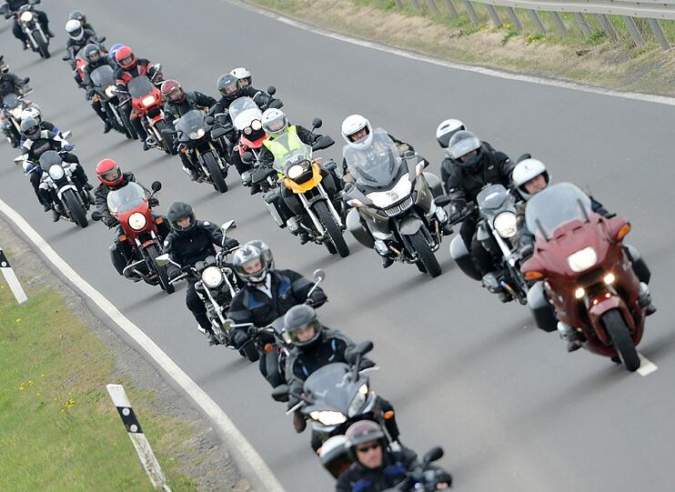 Motorradkorsos (hier in Hessen) gibt es häufiger. Anders als am Wochenende sind sie jedoch selten politisch.
