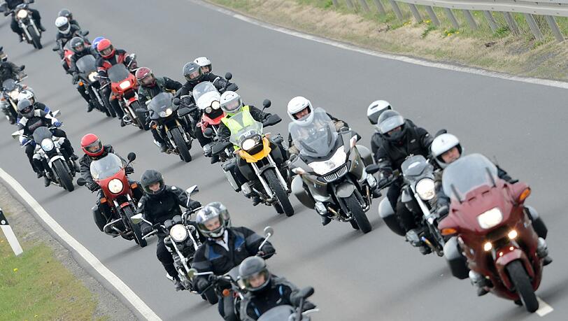 Motorradkorsos (hier in Hessen) gibt es häufiger. Anders als am Wochenende sind sie jedoch selten politisch. Motorradkorsos (hier in Hessen) gibt es häufiger. Anders als am Wochenende sind sie jedoch selten politisch.