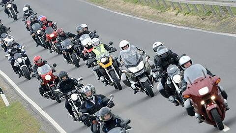Motorradkorsos (hier in Hessen) gibt es häufiger. Anders als am Wochenende sind sie jedoch selten politisch.