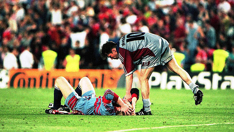 Die Bayern um Torhüter Oliver Kahn am Boden: Durch zwei Gegentore in der Nachspielzeit verloren die Münchner das Champions-League-Finale 1999 gegen Manchester United.