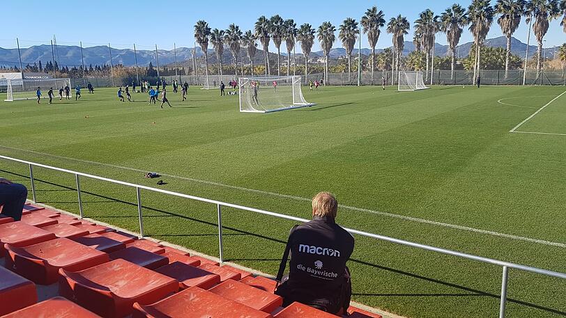 Daniel Bierofka schaut am Montagvormittag beim Training des 1. FC St. Pauli vorbei.
