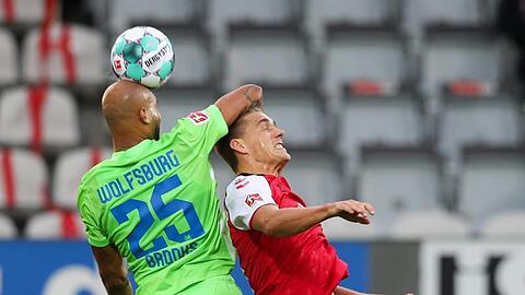 Wolfsburgs John Anthony Brooks (l) kommt vor Freiburgs Nils Petersen an den Ball.