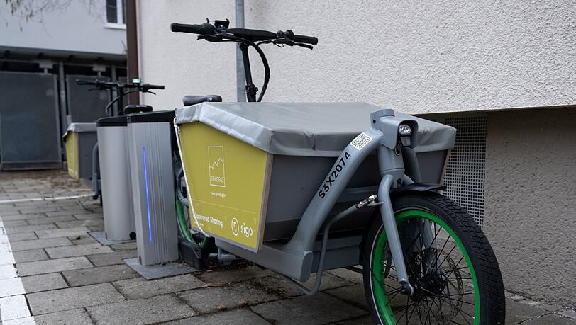Zwei E-Lastenräder des Anbieters "sigo" stehen an einer Mietstation.