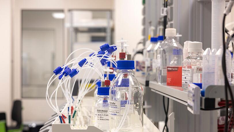 Tüffteln im Labor: Die Chemie- und Pharmaindustrie gibt so viel für Forschung aus wie nie zuvor (Archivbild)