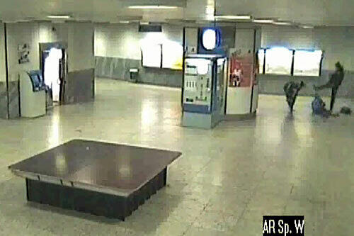 Dieses Videobild ging um die Welt: Prügel-Kids schlagen im Dezember 2007 einen Mann in der U-Bahnstation Arabellapark fast tot.