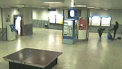 Dieses Videobild ging um die Welt: Prügel-Kids schlagen im Dezember 2007 einen Mann in der U-Bahnstation Arabellapark fast tot. Dieses Videobild ging um die Welt: Prügel-Kids schlagen im Dezember 2007 einen Mann in der U-Bahnstation Arabellapark fast tot.